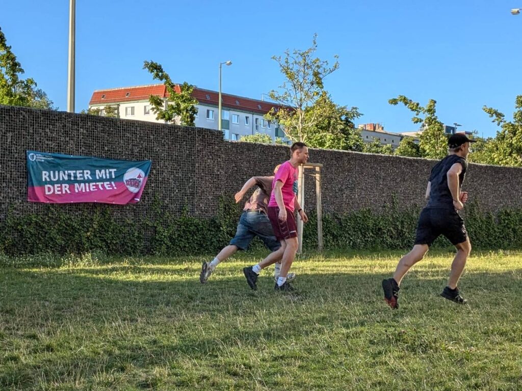 Nachbarn spielen Fußball beim Picknick vorm Q216